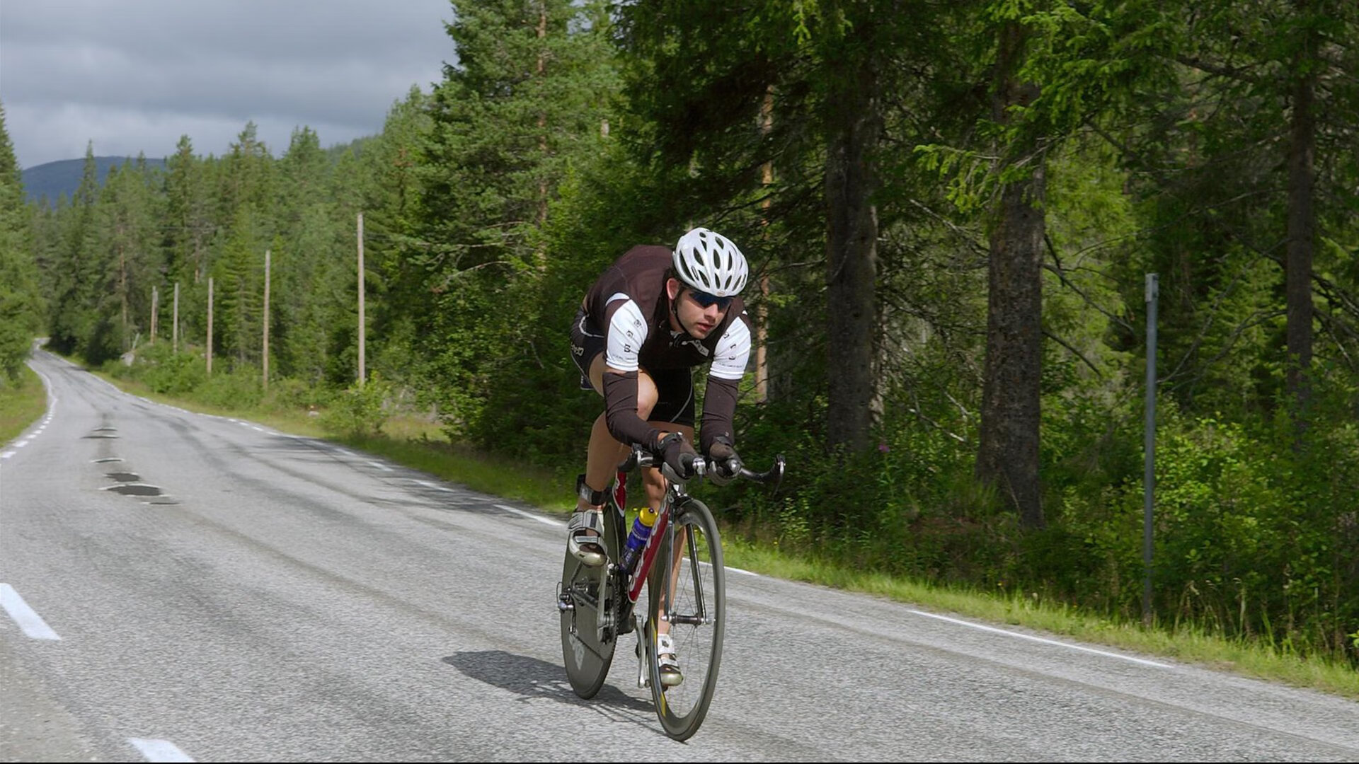 “岩壁飞跃：高空赛段的极限表现”，岩壁跳跃